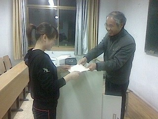 系主任马占欣教授向获奖队员颁发证书